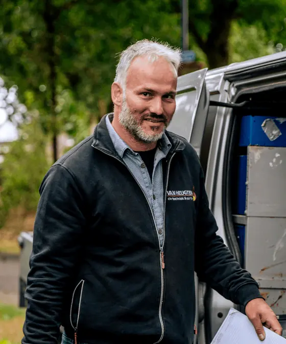 Vakman van Van Heugten bij de geopende bedrijfsbus